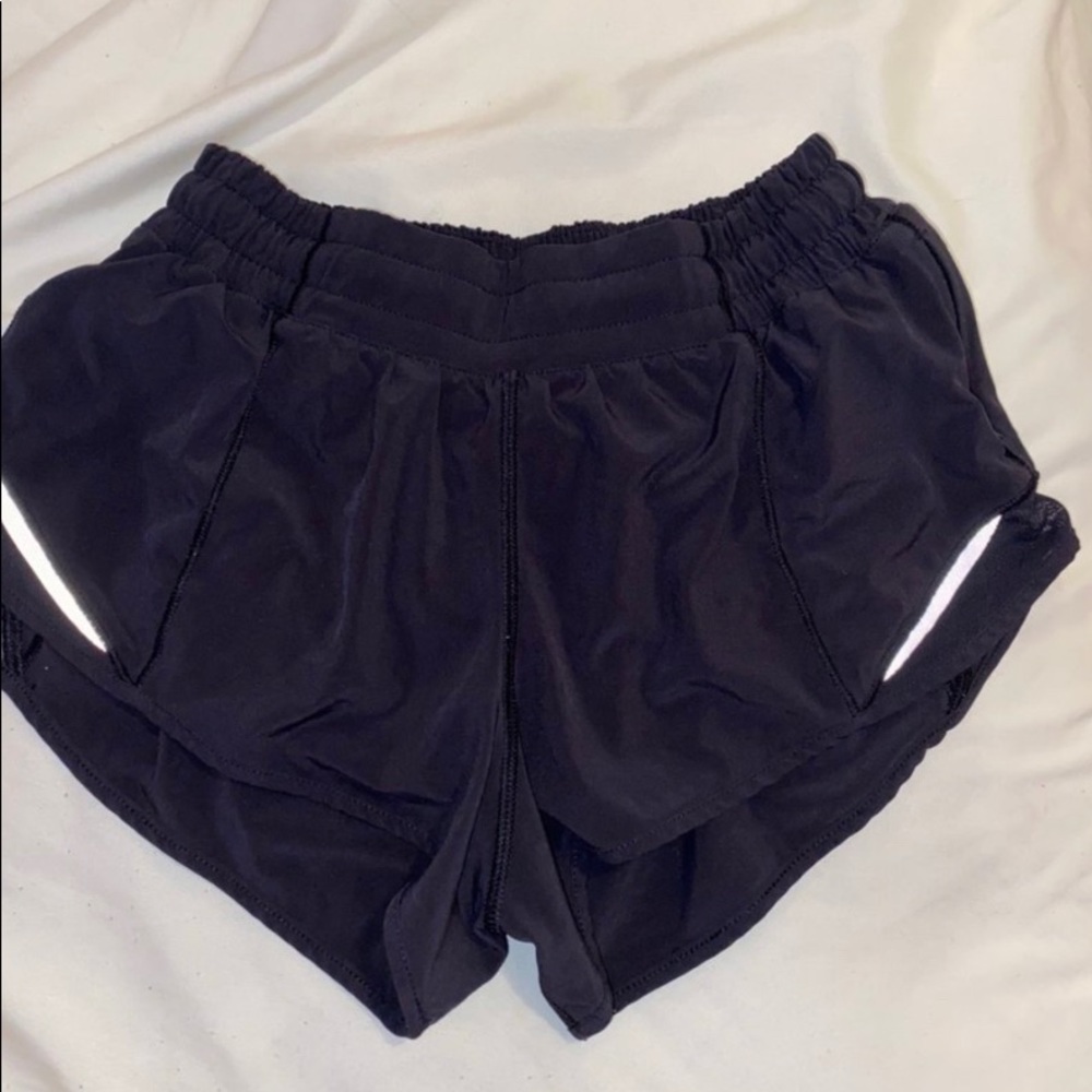 black lululemon hotty hot shorts 2.5”